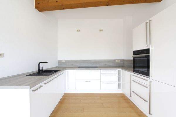 Neuwertige Einbauküche inklusive