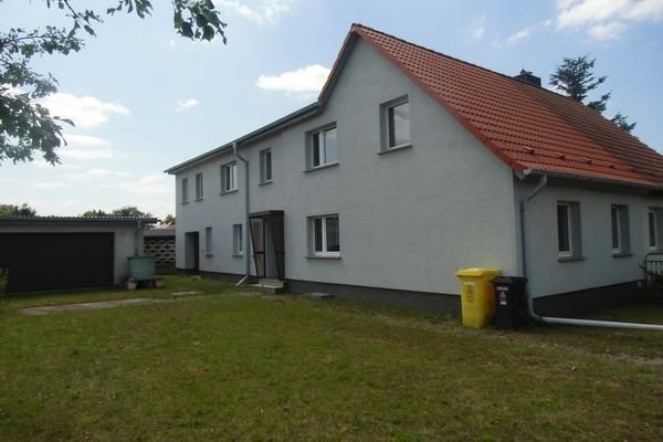 2b Gartenseite mit Eingang und Garage.JPG