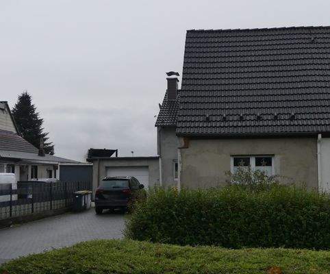 Frontansicht mit Einfahrt