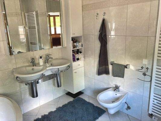 weiterer Blickwinkel in das geräumige Bad im OG