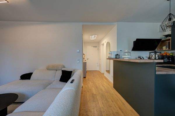 Blickverbindung zwischen Eingangsbereich und Küche