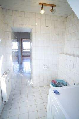 Badezimmer mit Waschmaschinenanschluss und WC Oben