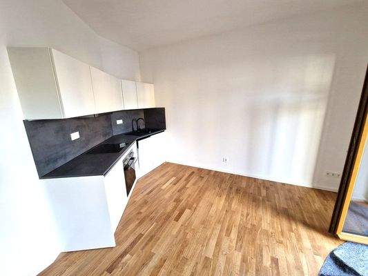 Wohnzimmer mit offener Küche