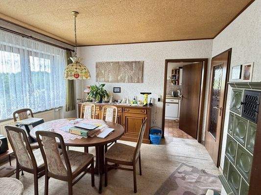 Essbereich mit Kachelofen-EG