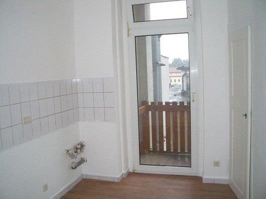 Küche mit Zugang zum Balkon
