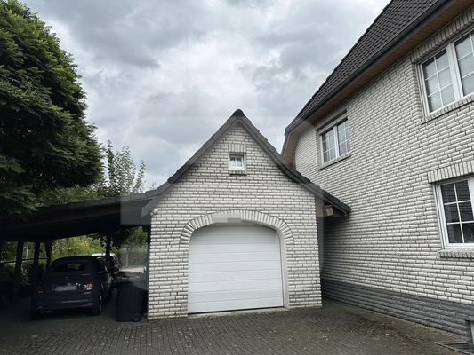 Massiv verblendete Garage mit Carportanlage