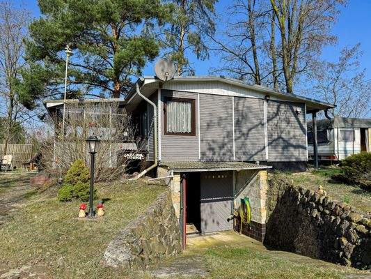 Seitenansicht mit Kellerzugang