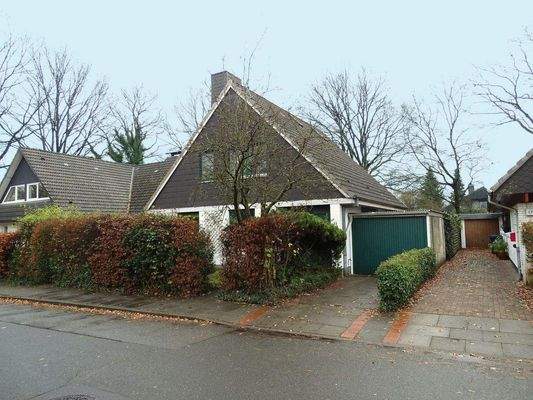 Nordansicht: EG mit Küche u. Eingang, DG Badezimmer u. Schlafzimmer, + Garage