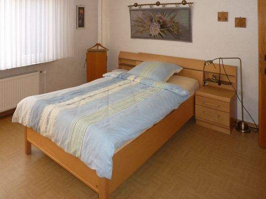 großes Schlafzimmer im EG