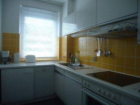 Separate Einbauküche mit Fenster