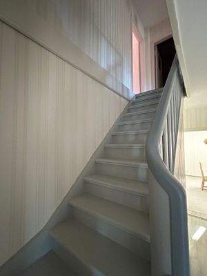 Haus 1- Flur mit Treppenaufgang.jpg