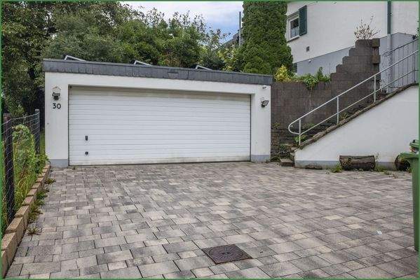 Doppelgarage mit Stellplätzen 