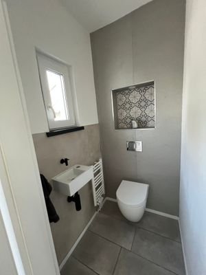 EG: Helles Gäste-WC mit Fenster
