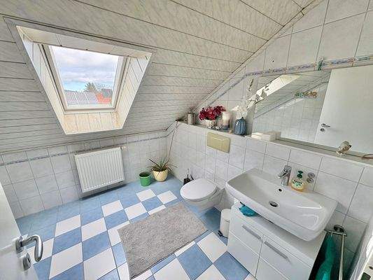 Bad im Dachgeschoss