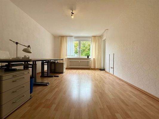 Wohnzimmer mit Balkon