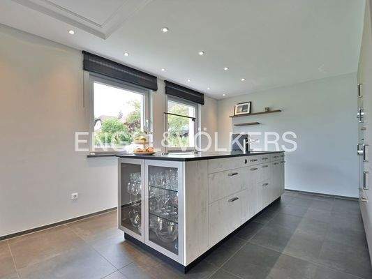 EG: Neuwertige, moderne Küche mit viel Stauraum