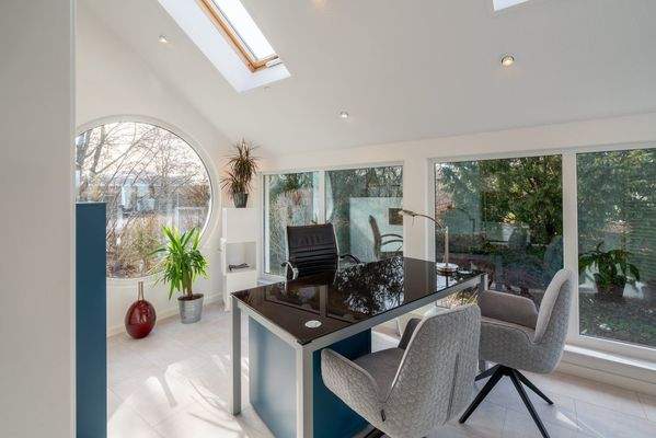 Lichtdurchflutetes Büro