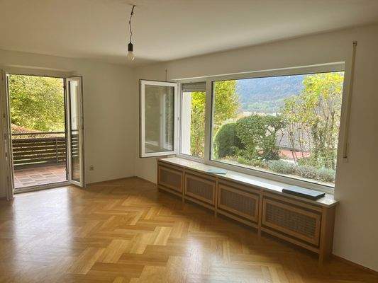 Schlafzimmer mit Panoramablick und Zugang zur Terrasse