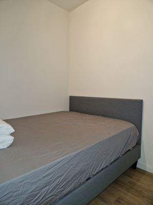 Schlafzimmer mit Fenster zur Loggia