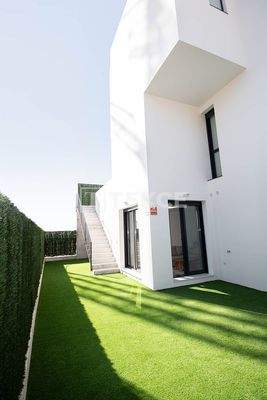 Villas Offering Views of the Sea and Mountains in Alicante