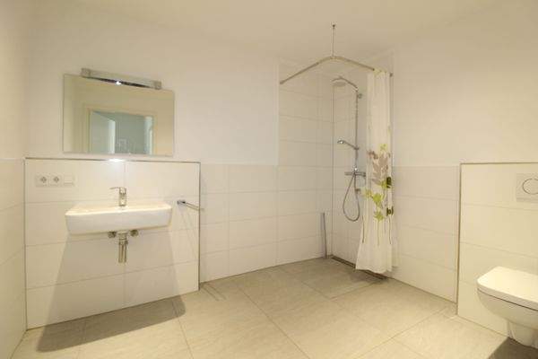 Bad mit ebenerdiger Dusche