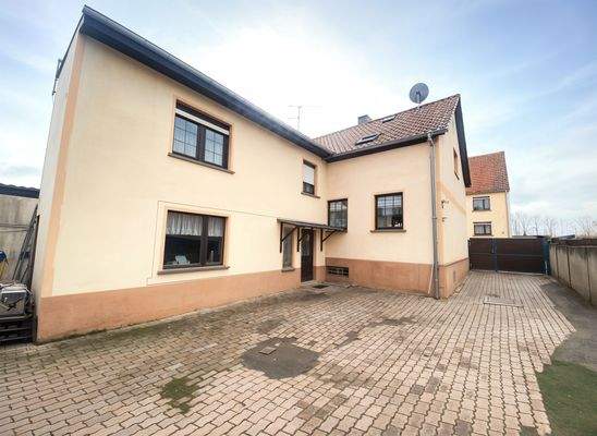 Ruhiger Eingangsbereich auf eigenem Hof