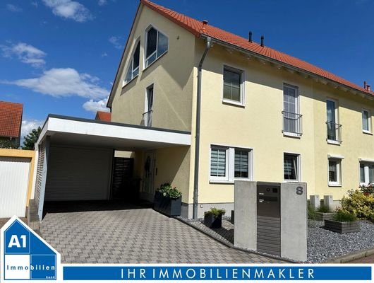 Hausansicht mit Garage und Carport