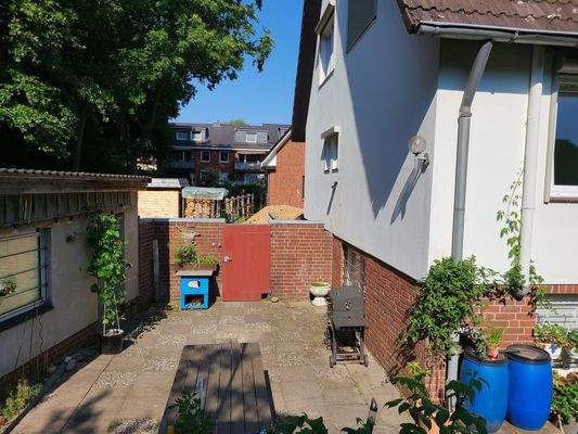 Terrasse mit Tor zur Auffahrt