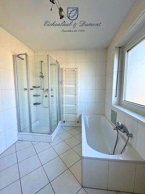 Bad mit Wanne und Dusche Og