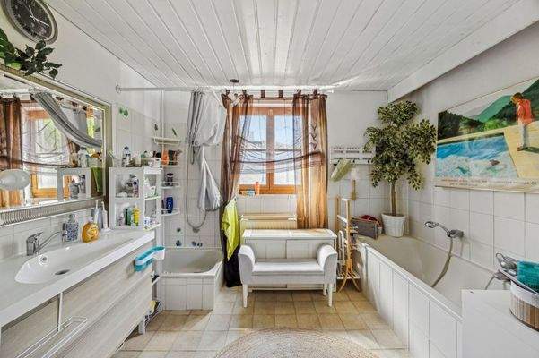 Badezimmer mit Dusche und WC im OG