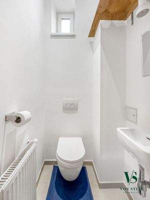 Toilette mit Waschgelegenheit