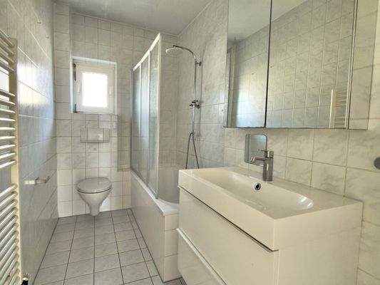 Tageslicht Dusch-/Wannenbad (EG)