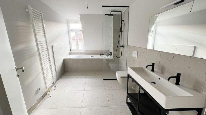 Hauptbadezimmer mit Dusche und Badewanne