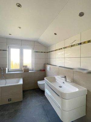 Bad mit Wanne u. Dusche (OG)