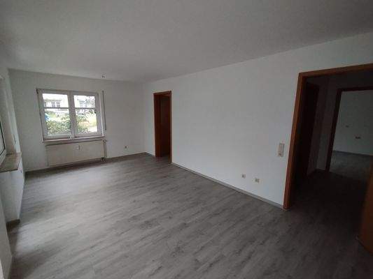 Helles Wohnzimmer mit Fenster