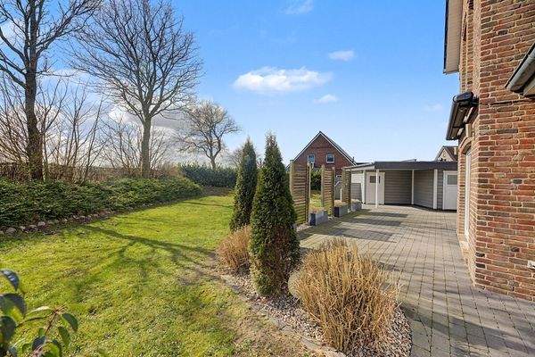 seitliche Gartenansicht