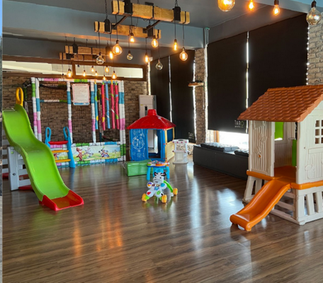 Kinderspielplatz. Innen