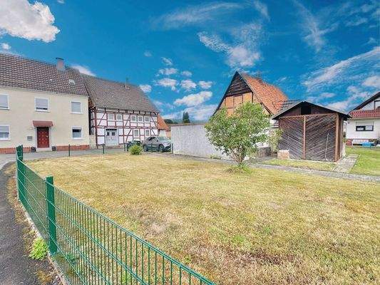 Grundstück, Garten mit Garagen und Nebengebäude