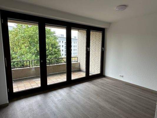 Wohnzimmer mit Balkonblick