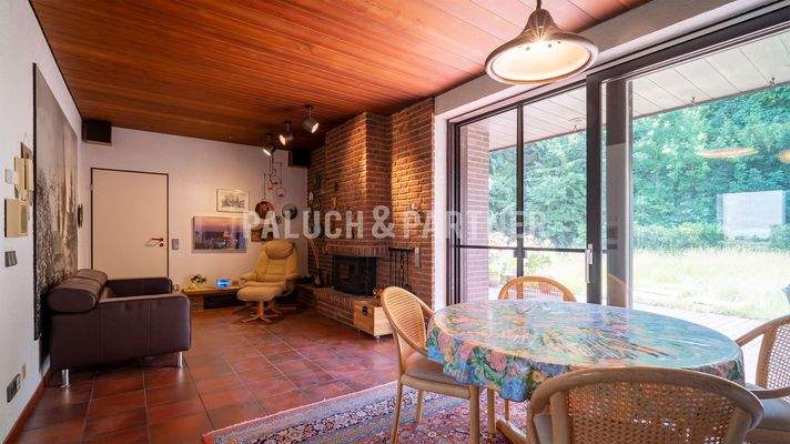 Kaminzimmer mit Essecke