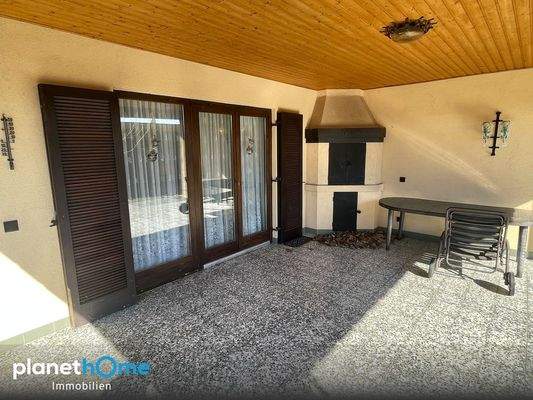 Ueberdachte Terrasse mit Kamin