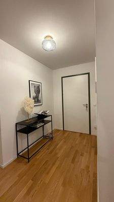 Moderner Flur mit Dekoration