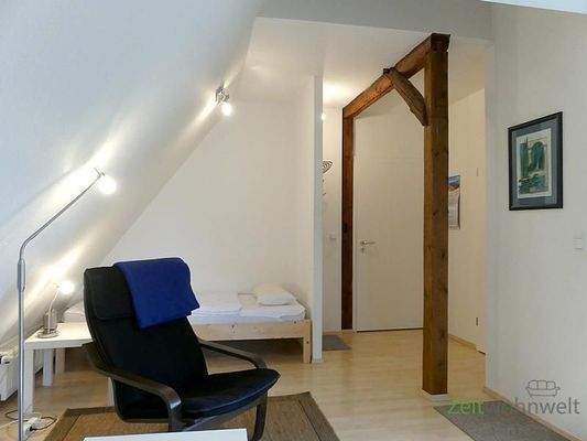 Blick auf Eingangsbereicvh, Bett, TV-Sessel