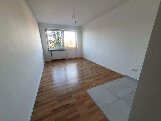 Wohnzimmer nach Kernsanierung aus Flur