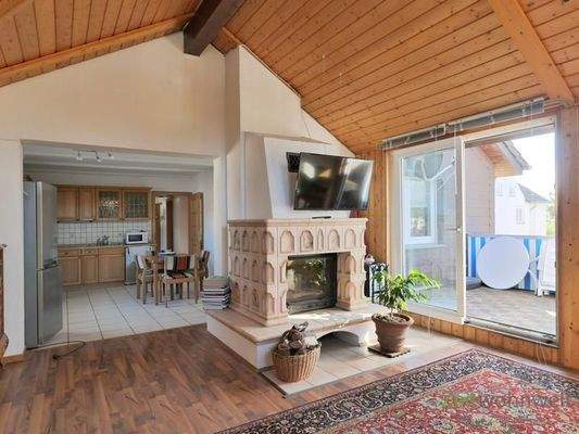 Blick zu Küche, Kamin, Balkon