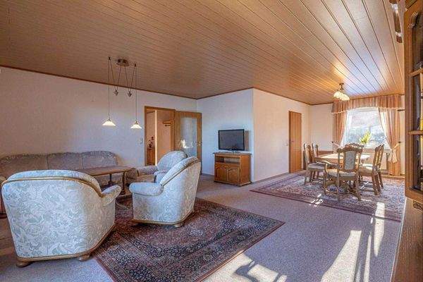 geräumiges Wohn- und Esszimmer