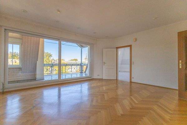 Esszimmer mit Zugang zum Balkon