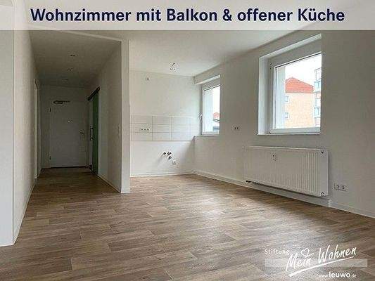 Wohnzimmer mit offener Küche und Balkon