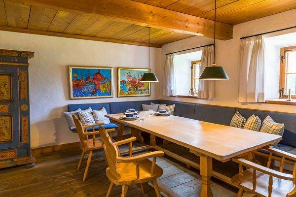 Großer Esstisch im Küchenbereich