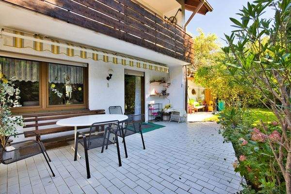 Große Markise bietet Sonnenschutz